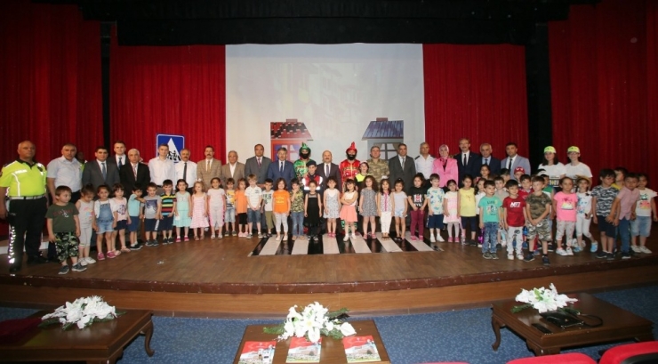 Hacivat Ve Karagöz İle Yaya Önceliğine Dikkat Çektiler