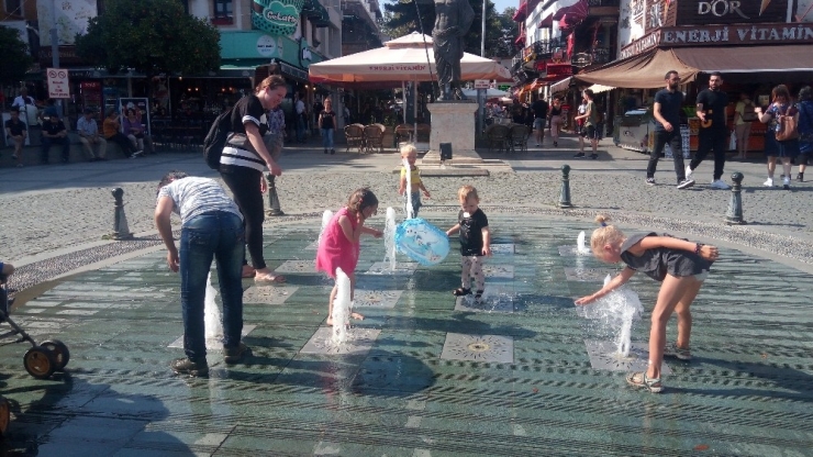 Antalya’da Çocukların Fıskiyeli Serinliği