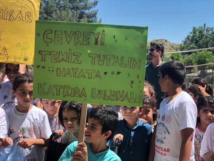 Köy Okulu Öğrencilerinden Örnek Davranış