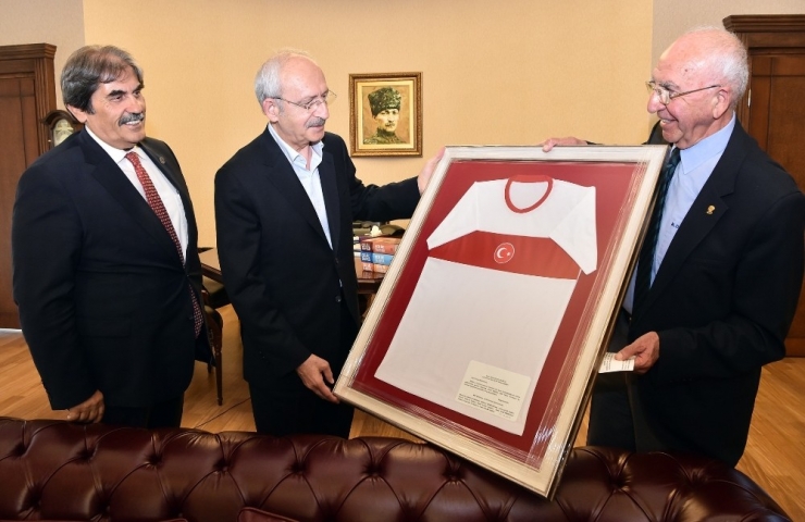 Kemal Kılıçdaroğlu, Olimpiyat Ve Dünya Şampiyonu Bir Grup Sporcuyla Bir Araya Geldi