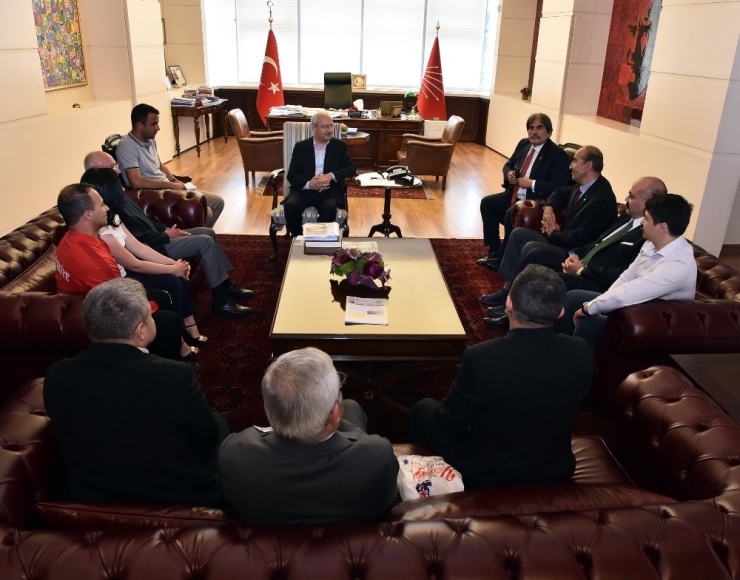 Kemal Kılıçdaroğlu, Olimpiyat Ve Dünya Şampiyonu Bir Grup Sporcuyla Bir Araya Geldi