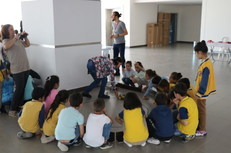 Köyden Taşımalı Eğitimle İlçe Merkezine Okula Gelen Bilim Kaşifleri Robot Fuarı Açtı