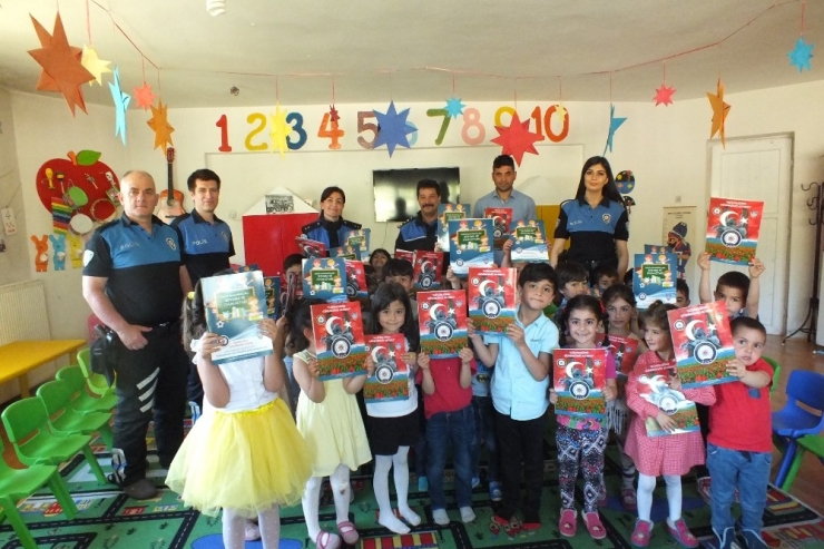 Polislerden Anaokulu Öğrencilerine Eğitim