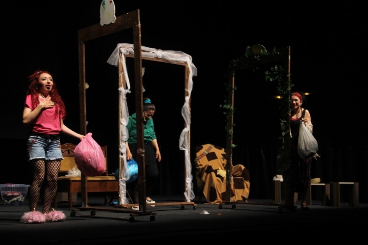 "Kadınlar Filler Ve Saireler" Samsun’da Sahnelendi