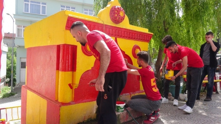 Çeşmeler Sarı-kırmızıya Boyandı