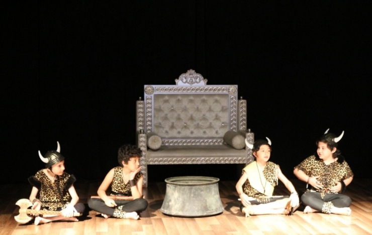 İlkokul Öğrencileri Velileri İle Tiyatro Sahnesine Çıktı, Ayakta Alkışlandı