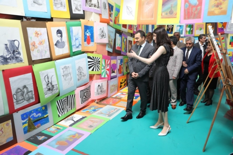 Vali Türker Öksüz, Çelik Başarı Kolejini Ziyaret Etti