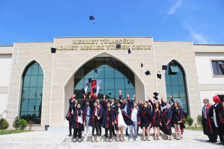 Adalet Myo’da Mezuniyet Sevinci