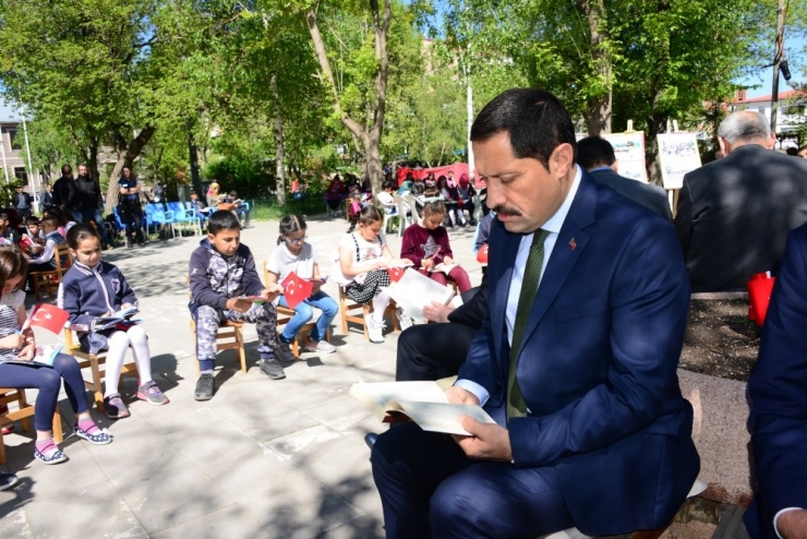 Ardahan Okuyor Projesi Kapsamında Şehir Parkında Kitap Okuma Etkinliği Düzenlendi