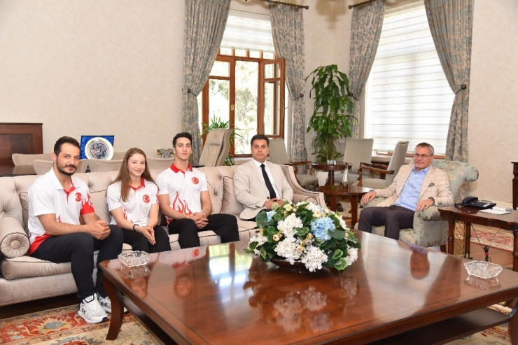 Milli Cimnastikçiler Vali Deniz’i Ziyaret Etti