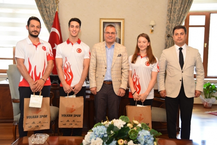 Milli Cimnastikçiler Vali Deniz’i Ziyaret Etti