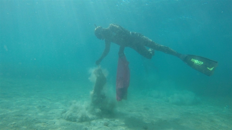 Büyükler Denizin Dibini, Çocuklar Sahilleri Temizledi