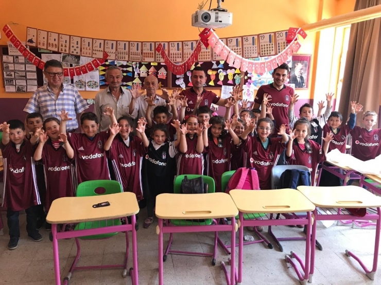 Bursa’da 200 Çocuk Formalarını Giyip Beşiktaş’lı Oldu