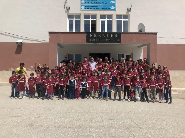 Bursa’da 200 Çocuk Formalarını Giyip Beşiktaş’lı Oldu