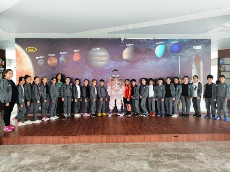 Öğrenciler, Uzayın Derinliklerin Yolculuk Yaptı