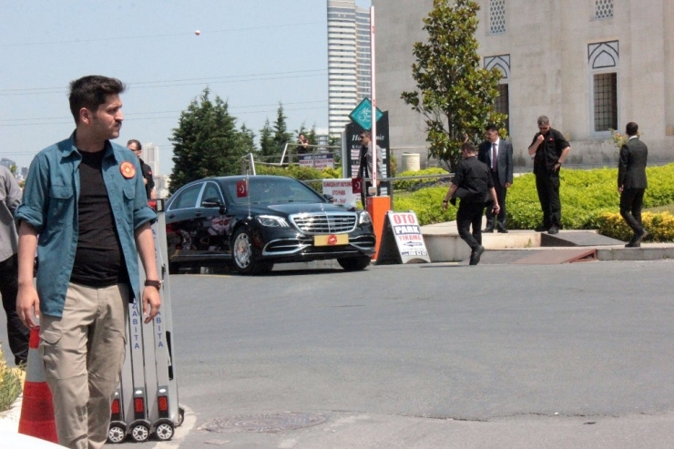 Cumhurbaşkanı Erdoğan’a Cuma Namazı Çıkışı Sevgi Seli