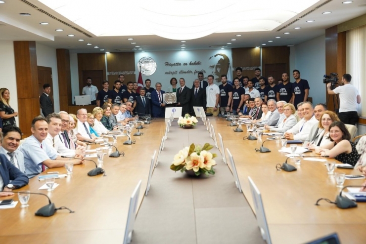 Ege’nin Gururu Basketbolcular Senato’da Ödüllendirildi