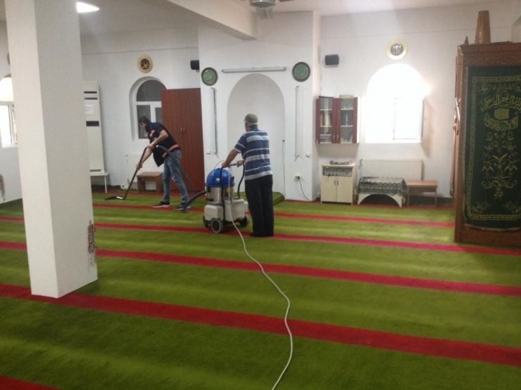 Gebze’de Bayram Öncesi Temizliği Sürüyor