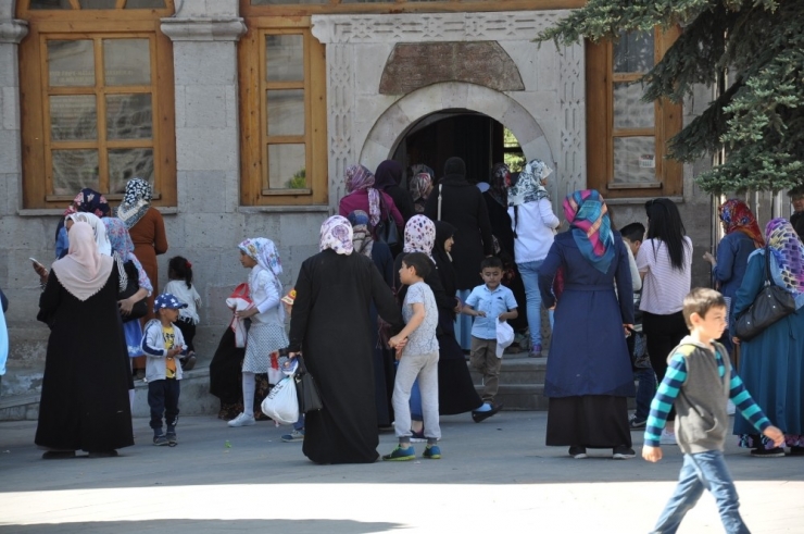 Harakani Türbesi Ziyaretçi Akınına Uğradı