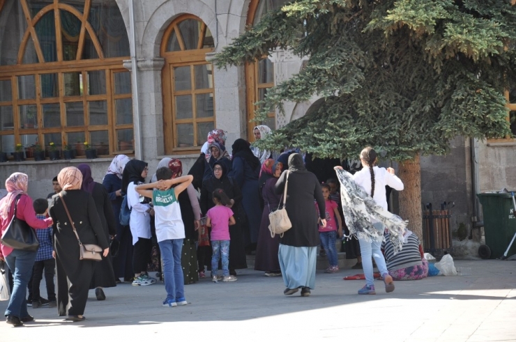 Harakani Türbesi Ziyaretçi Akınına Uğradı