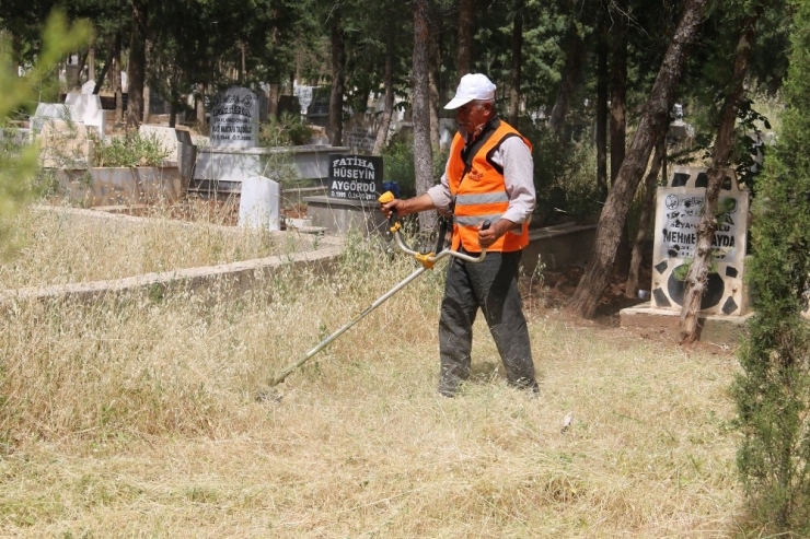 Asri Mezarlık Bayrama Hazır