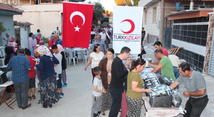 Alaşehir Kızılay’dan Mahalle Sakinlerine İftar Yemeği