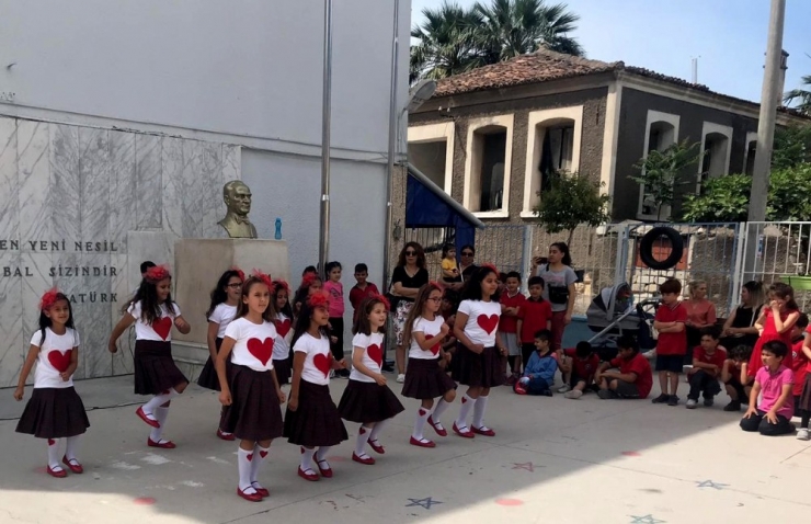 Çeşmeli Öğrenciler, Atıklardan Yapılan Giysileriyle Defile Yaptı