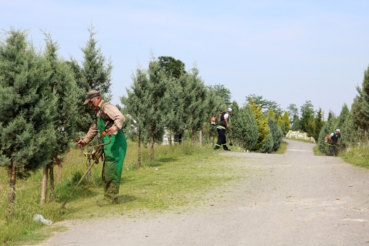 Mezarlıklar Bayrama Hazırlanıyor