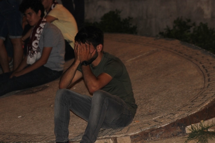 Maç Öncesi Sevinç Gösterileri Yerini Gözyaşına Bıraktı