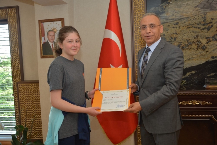 “Hayata Bağlan” Afişiyle Dereceye Giren Öğrenciye Ödülü Kaya’dan