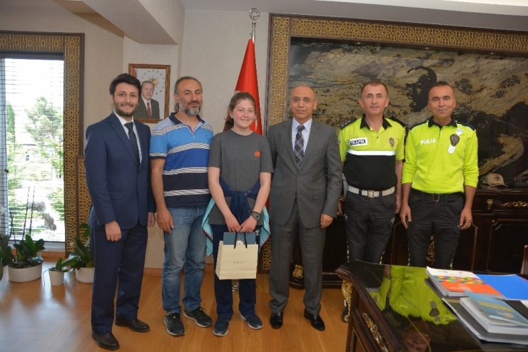 “Hayata Bağlan” Afişiyle Dereceye Giren Öğrenciye Ödülü Kaya’dan