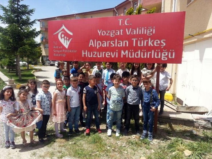 Öğrenciler Huzurevi Sakinlerini Ziyaret Etti