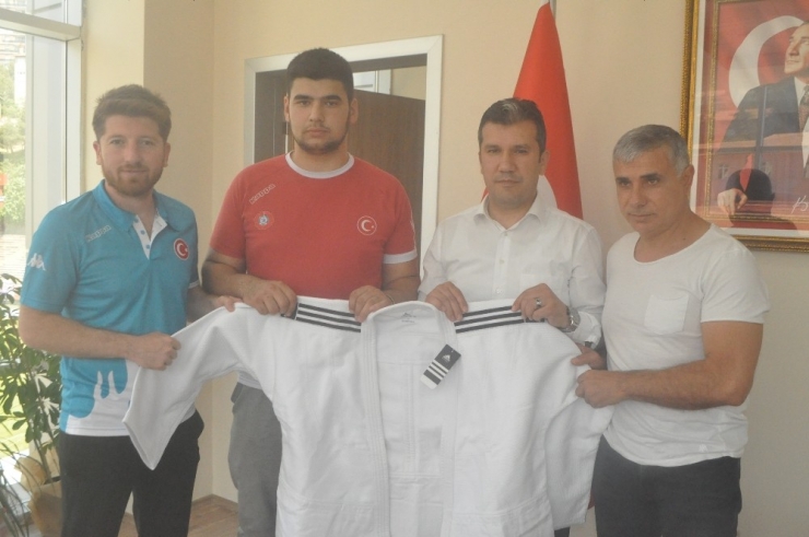 İl Müdüründen Milli Judocuya Destek