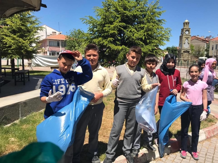 Aslanapa’da Severek Çöp Toplayan Çocuklar