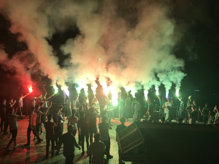 Bursasporlu Taraftarlardan Buruk Kutlama