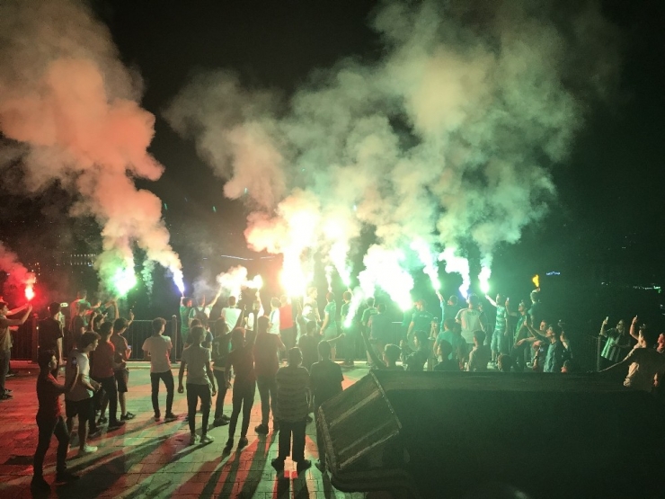 Bursasporlu Taraftarlardan Buruk Kutlama