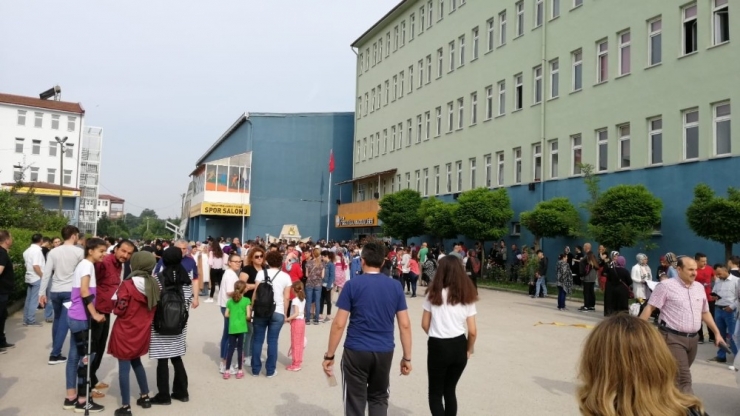 Düzce’de 4 Bin 624 Öğrenci Sınavda Ter Döktü