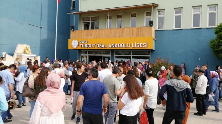 Düzce’de 4 Bin 624 Öğrenci Sınavda Ter Döktü