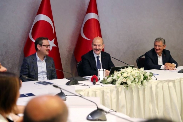 Bakan Soylu, Başakşehir’de Muhtarlarla Buluştu