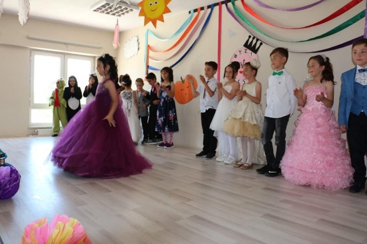 İlkokul Öğrencilerinden ’’Bir Acayip Külkedisi’’ İsimli Tiyatro Oyunu