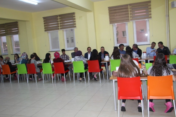 Lise Öğrencilerinin İftar Yemeğine Protokol Üyeleri Eksiksiz Katıldı