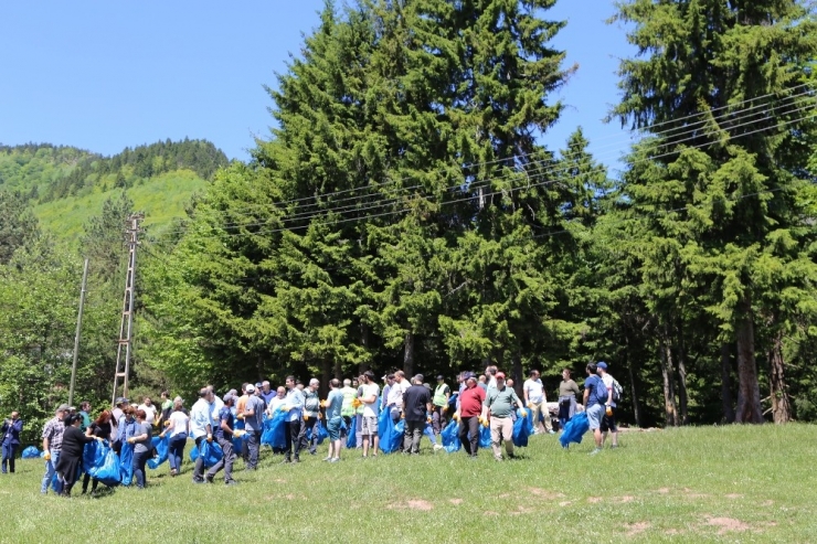 Bu Kez Boğa Güreşi İzlemek İçin Değil Çöp Toplamak İçin Çıktılar