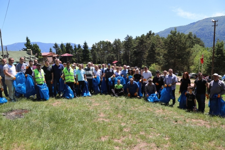 Bu Kez Boğa Güreşi İzlemek İçin Değil Çöp Toplamak İçin Çıktılar