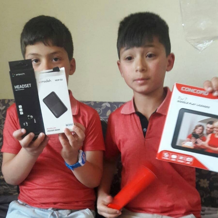 Teravih Namazına Eksiksiz Gelen 10 Çocuğa Tablet Hediye Edildi