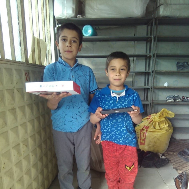 Teravih Namazına Eksiksiz Gelen 10 Çocuğa Tablet Hediye Edildi