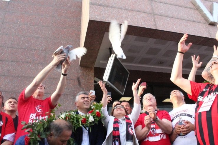 Şampiyon Takım Coşkuyla Karşılandı