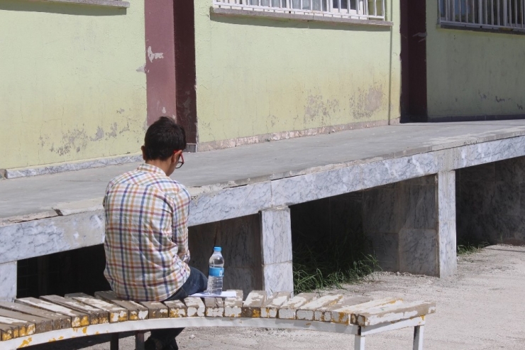 Kimliğini Unutunca Çaresizce Babasını Bekledi