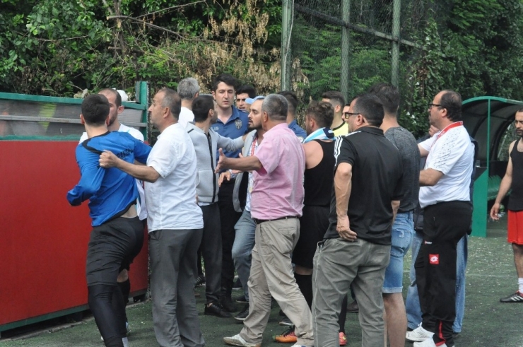 3 Kırmızı Kart Çıktı, Hakemin Üzerine Yürüdüler!