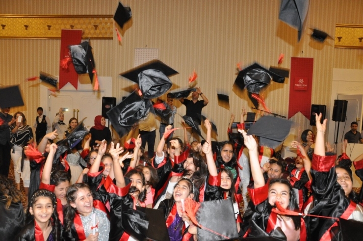 Mektebim’in Miniklerinin İlk Mezuniyet Heyecanı