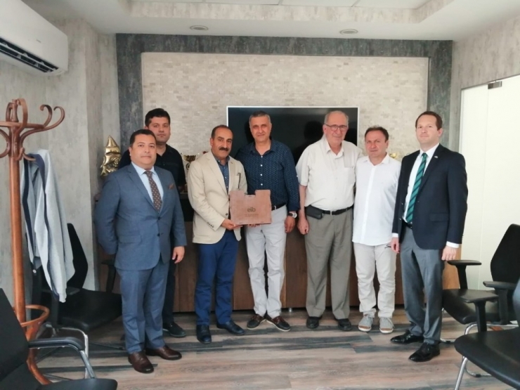 Hem İhracatçılara Hem De Üreticilere Hizmet Veriyorlar